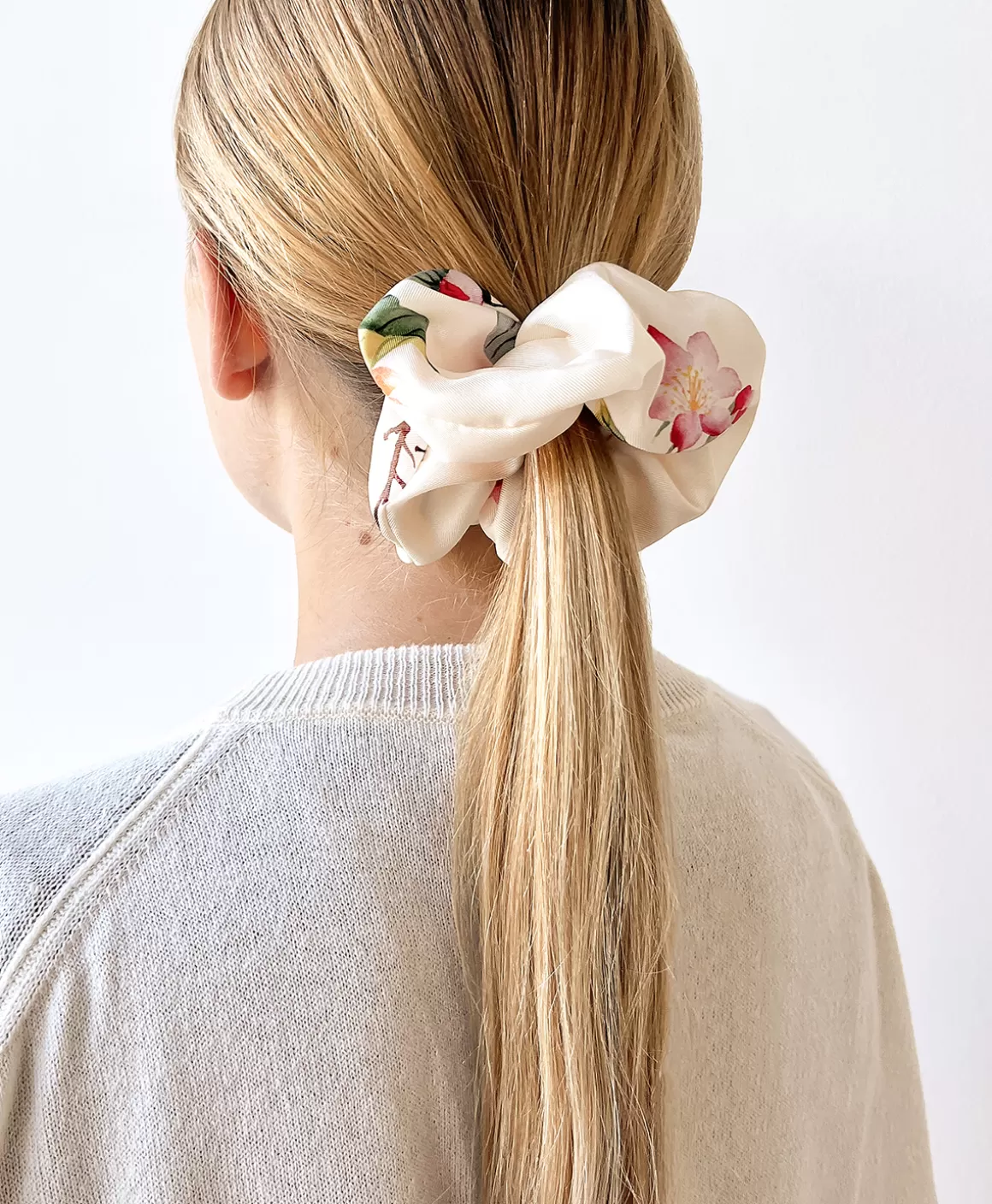 SCRUNCHIE EN SOIE IMPRIMÉ - CRÈME/ROUGE*Momoni Best