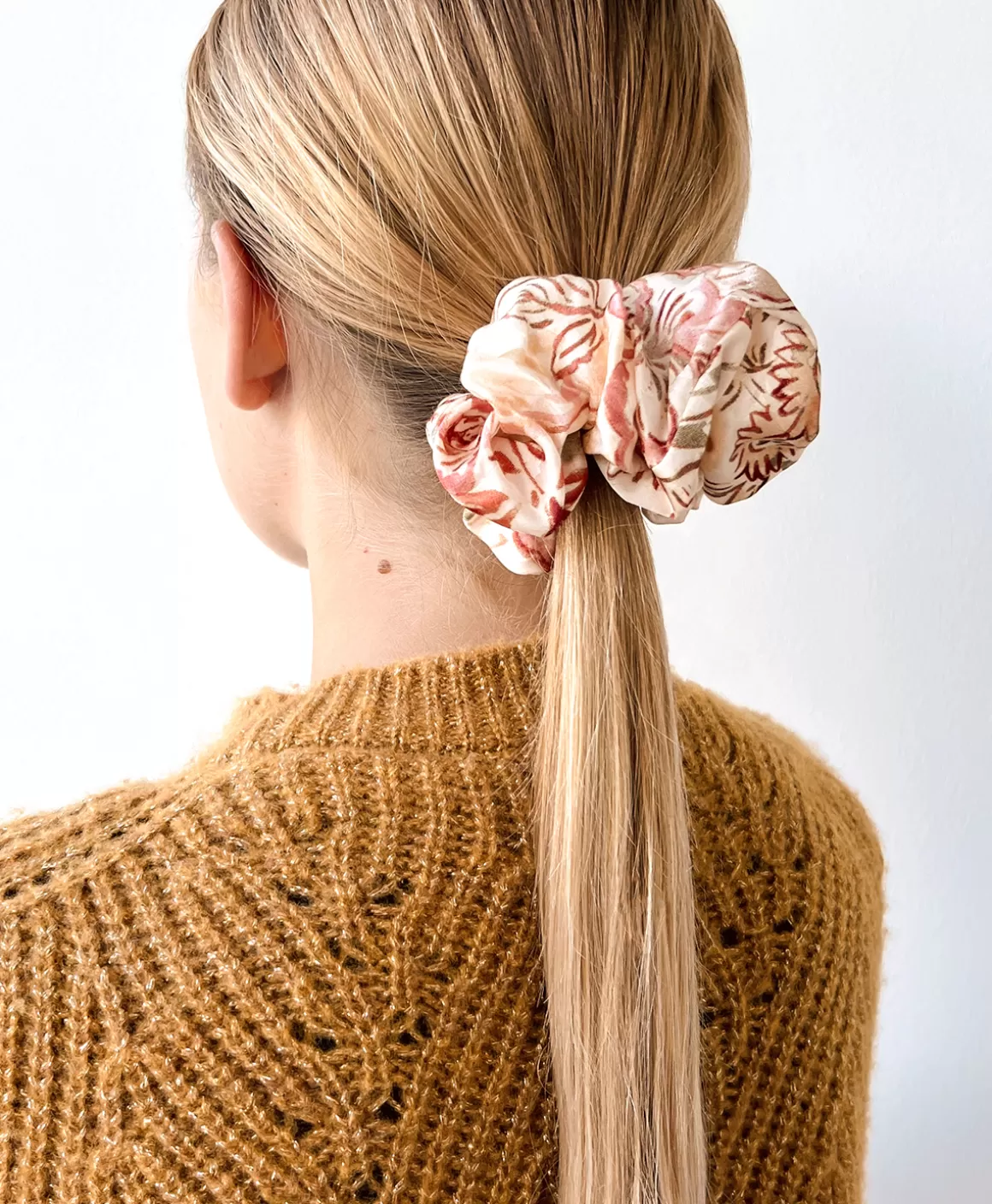 SCRUNCHIE EN SOIE IMPRIMÉ - ROSE MULTICOLORE*Momoni New